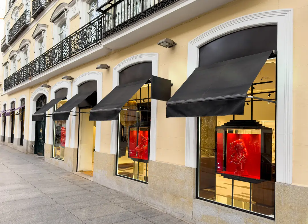 Façade vitrine de magasin en aluminium sur mesure à Saint-Gaudens